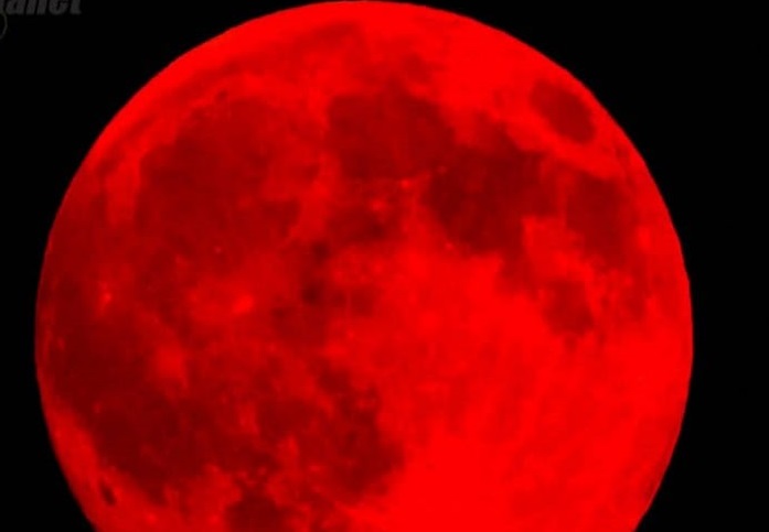خسوف قمري دموي كامل هذا الأسبوع