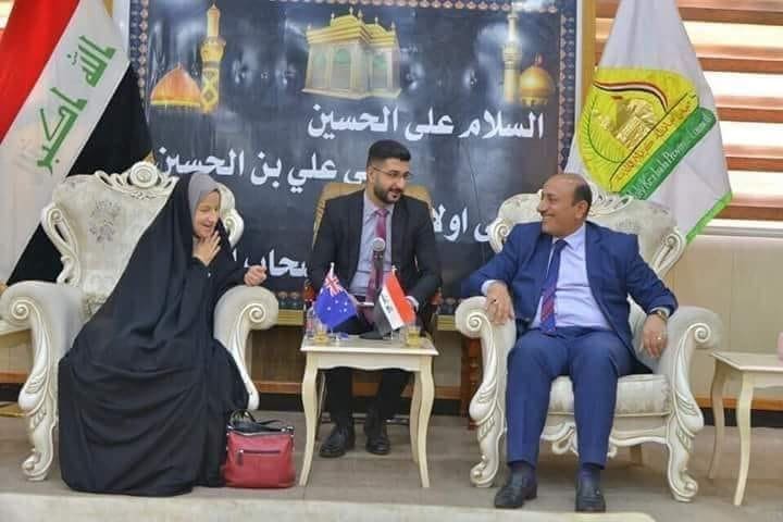 بالعباءة العراقية السفيرة الاسترالية تزور كربلاء (صورة)