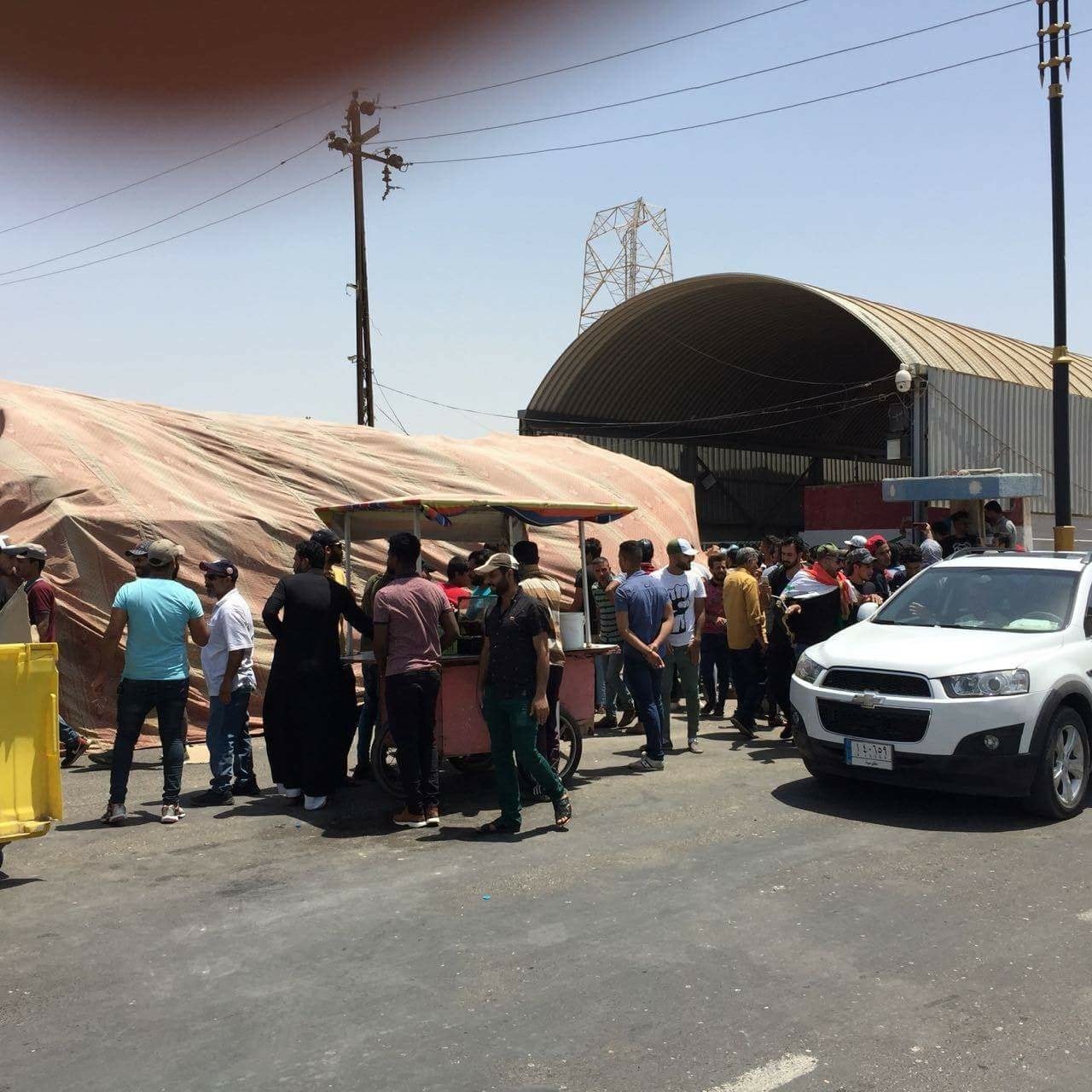 بالصور: أهالي البصرة يعتصمون أمام مبنى مجلس المحافظة