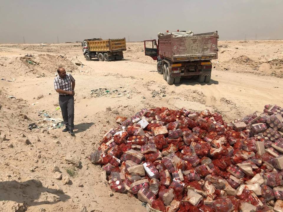 بالصور:في كربلاء ضبط واتلاف  ( 51 ) طناً من مادة معجون الطماطم المستورد من ايران لعدم صلاحيته للإستهلاك البشري