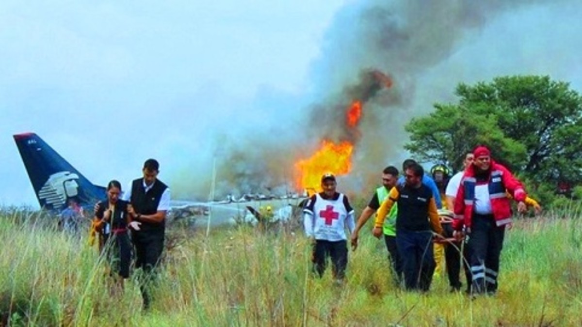 بالتفاصيل :طائرة مكتظة بأكثر من 100 راكب تهوي وتحترق ويبقى ركابها أحياء !