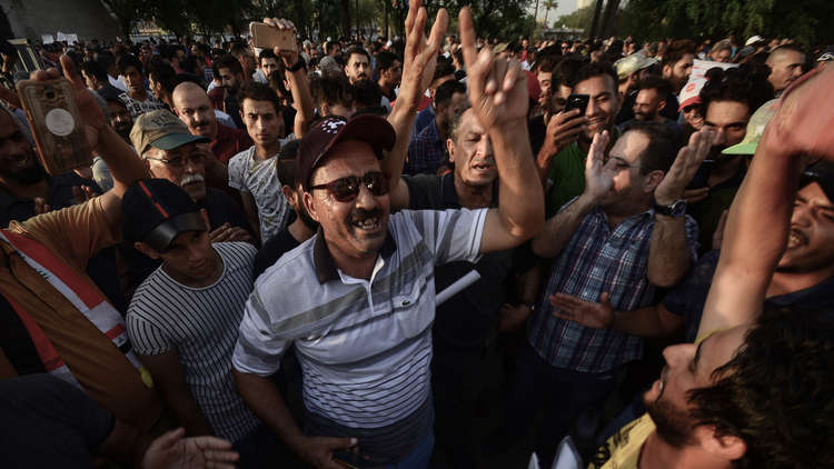 متظاهرون يقاضون مسؤولا عراقيا اتهمهم بتلقي أموال من الخارج