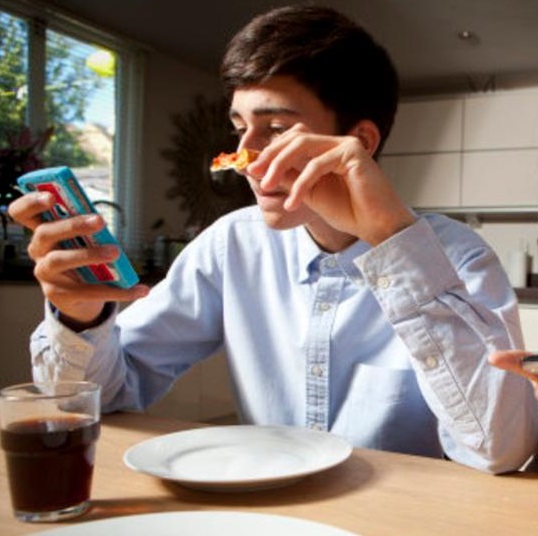 لهذا السبب احذر من استخدام هاتفك أثناء تناول الطعام