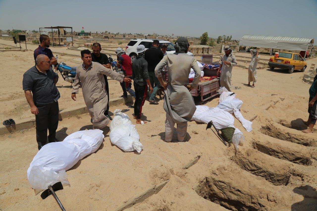 بالصور.. مؤسسة من كربلاء تتبنى دفن جثث مجهولة اهملتها الحكومة لأكثر من ثلاث سنوات