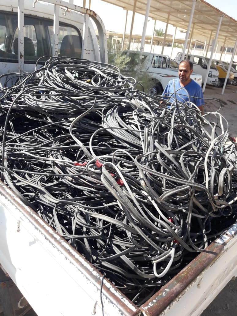 كربلاء.. قطع اسلاك المتجاوزين على شبكة الطاقة الكهربائية (مصور)