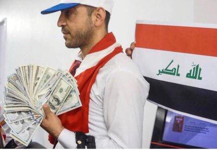 بالصور:طلبة عراقيون في اسطنبول يحولون دولاراتهم الى الليرة دعما لتركيا