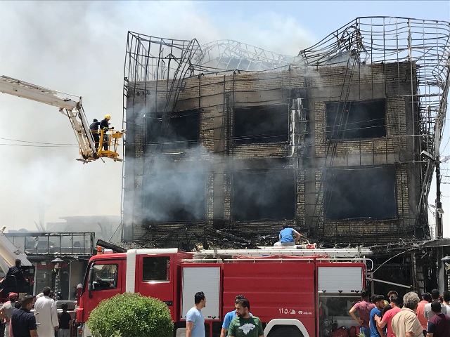 بالفيديو.. اندلاع حريق كبير في مطعم وسط النجف