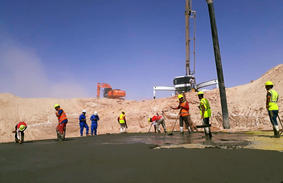 بالصور.. صب طبقة خرسانية في ثلاث سراديب بمشروع مطار كربلاء الدولي