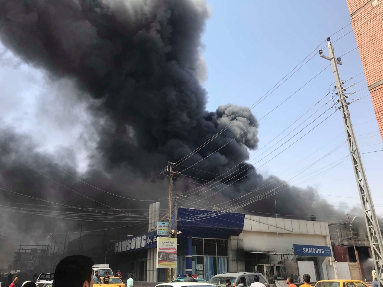 بالفيديو.. حريق في مخزن للكهربائيات بالبصرة