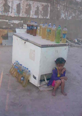 طفلة لاتتجاوز خمس سنوات تبيع البانزين في احد شوارع كربلاء