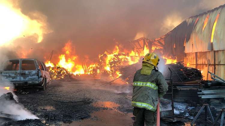بالفيديو والصور.. حريق هائل في الكويت يلتهم سوق الخيام