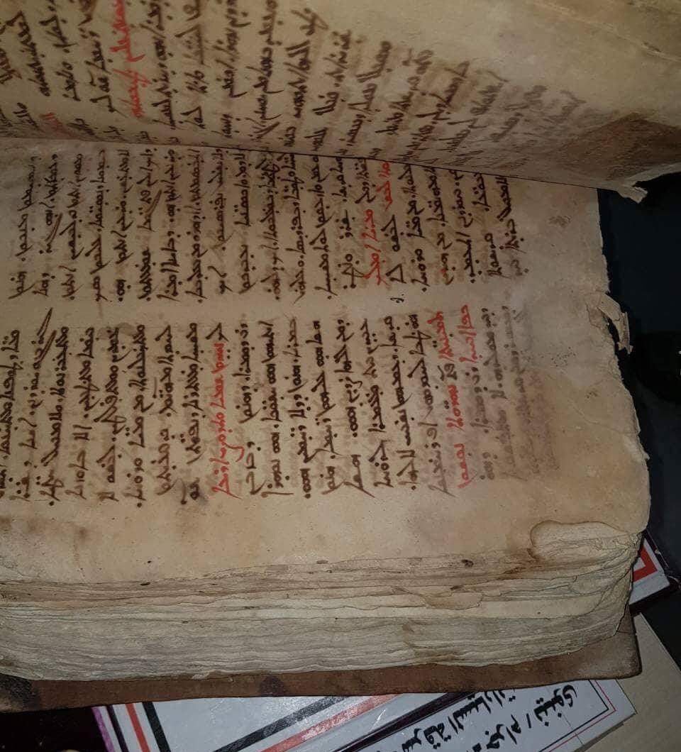 اعتقال ثلاثة متهمين بحوزتهم انجيل أثري عمره 900 عام في نينوى