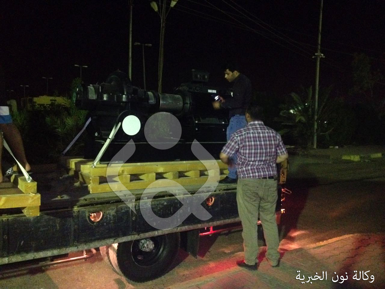 بالصور.. كوادر "خلية الخدمة" من العتبة الحسينية تجهز مضخات لمحطات مياه بالبصرة