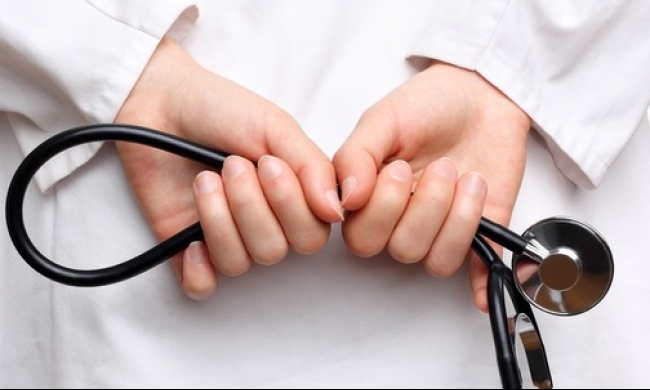 طبيبة تتعرض للاعتداء بالضرب من مرافق مريض داخل مستشفى بميسان