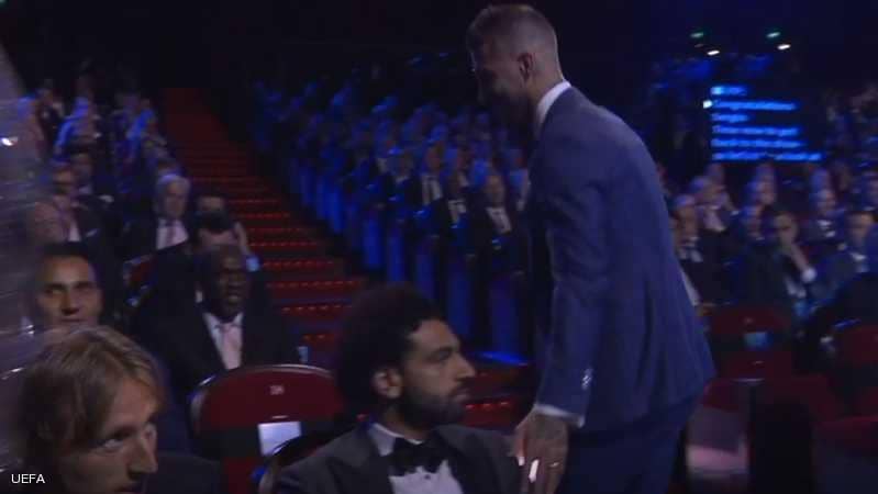 بالصورة..  محمد صلاح يتجاهل راموس بعد جائزة "أحسن مدافع"