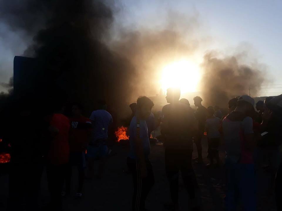 متظاهرون يتجمعون عند مدخل حقل نهر بن عمر النفطي في البصرة