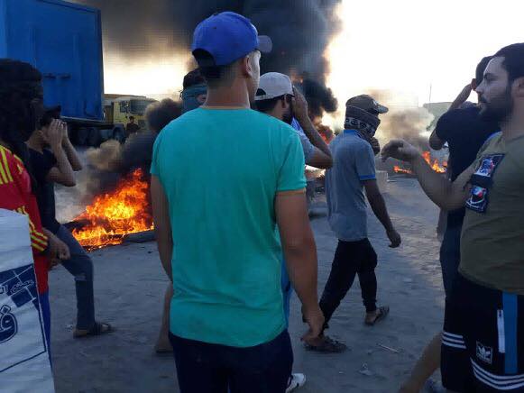 متظاهرون في البصرة يقطعون طريقا رئيسيا في كرمة علي