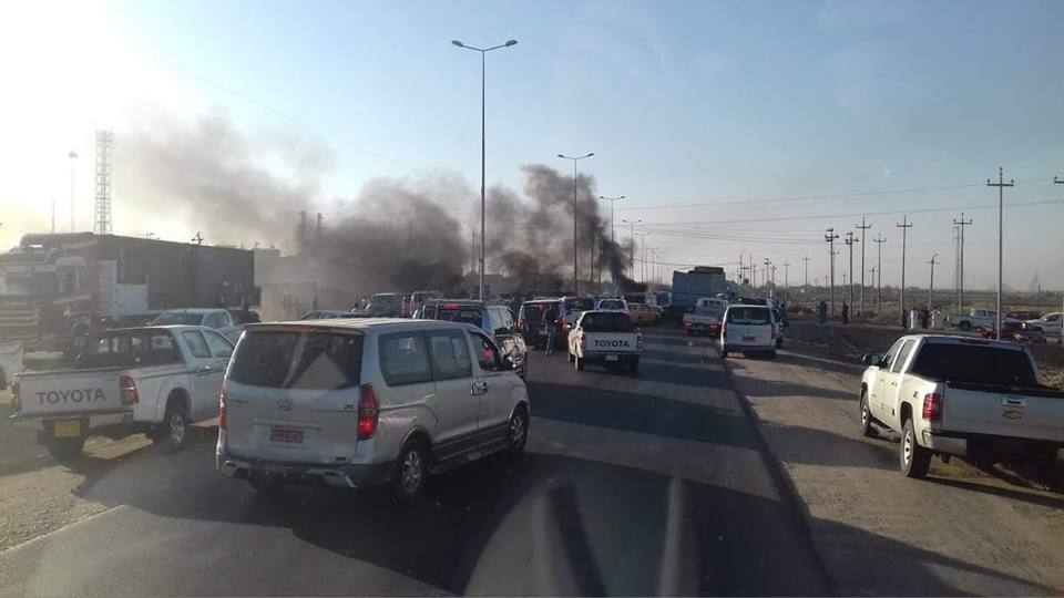 البصرة.. متظاهرون يقطعون طريق حقل السيبة الغازي