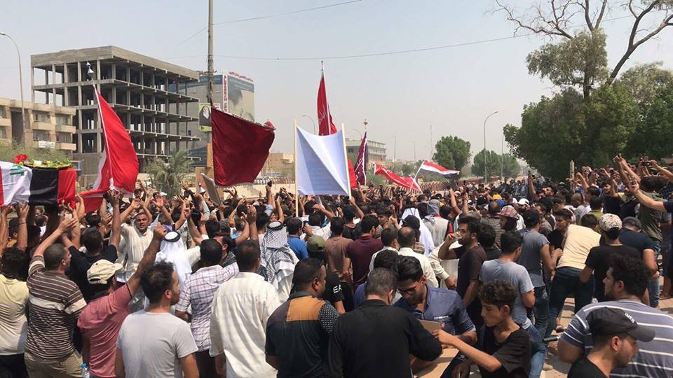 بالصور.. تجدد الاحتجاجات قرب مبنى محافظة البصرة