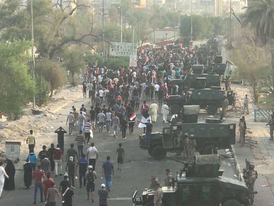 تجدد التظاهرات في محافظة البصرة وتسجيل حالات اختناق بصفوف المتظاهرين