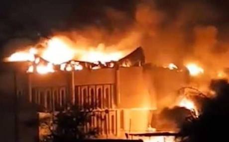 حرق مديرية بلديات البصرة وسط المحافظة