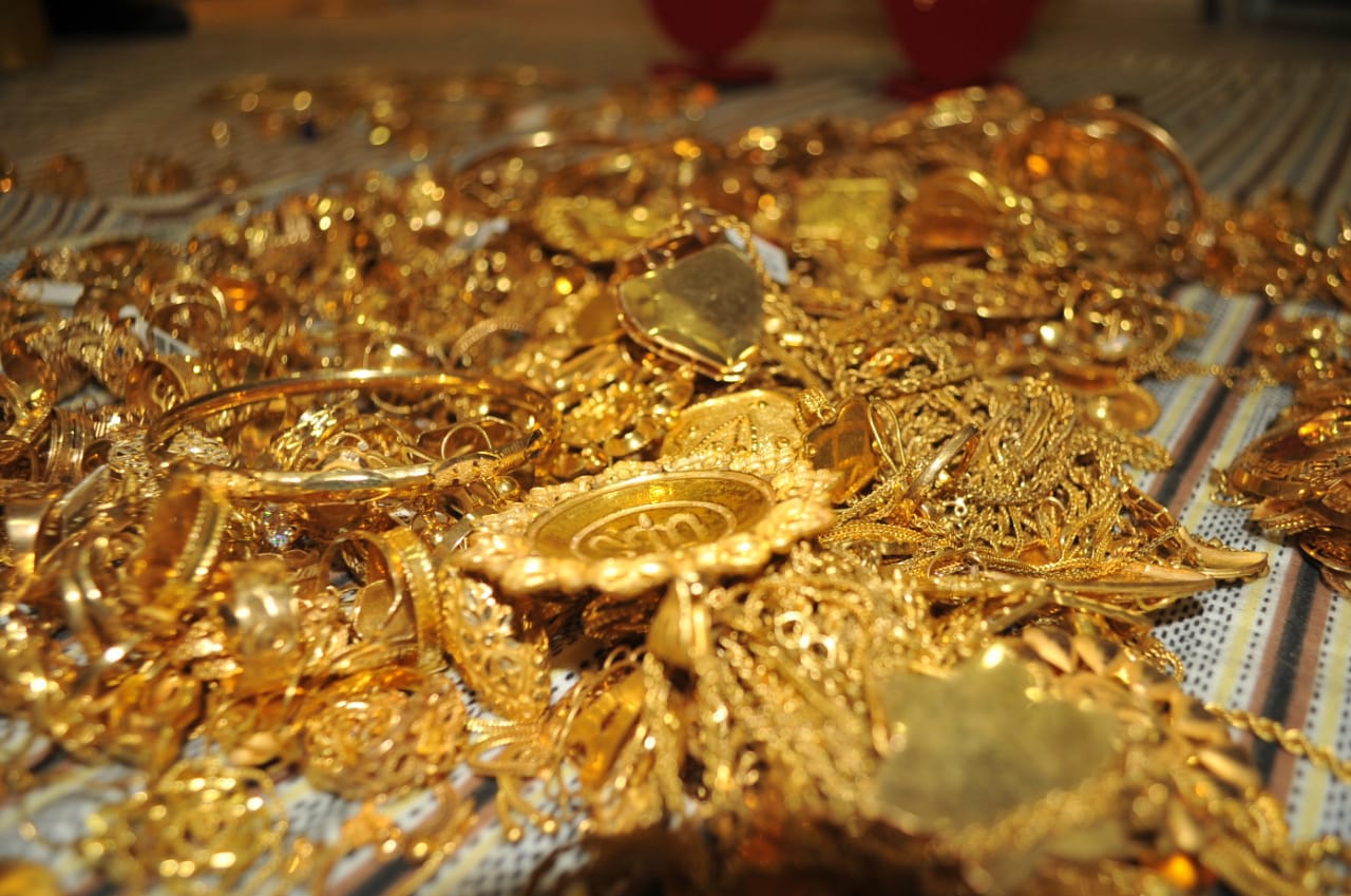 بالصور.. القوات الامنية في كربلاء تلقي القبض على عصابة سرقة وتضبط بحوزتهم 4 كغم ذهب