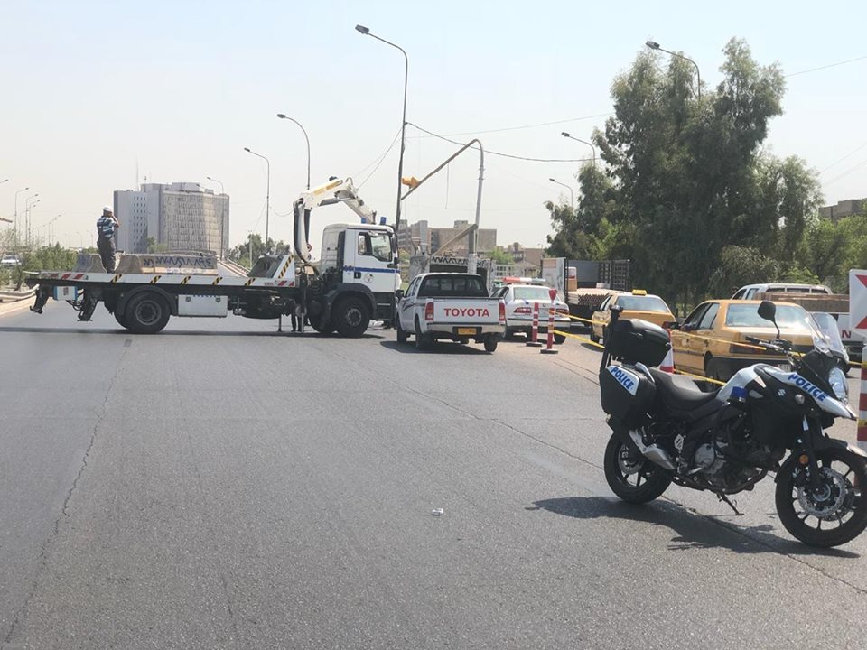 بالصور.. قطع جانب واحد من طريق محمد القاسم في بغداد