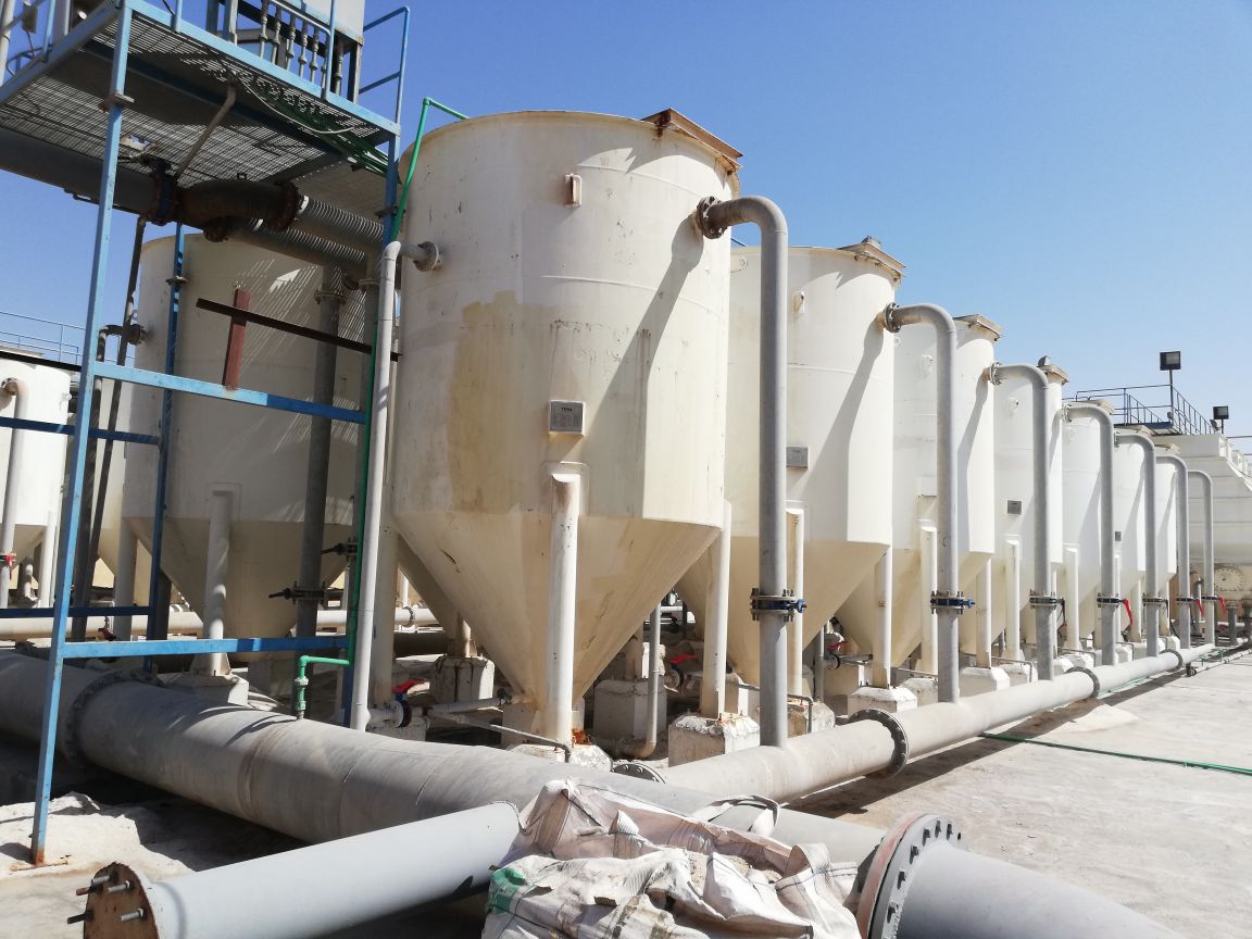 خلية الخدمة التابعة للعتبة الحسينية تواصل العمل لايصال الماء الى اهالي البصرة