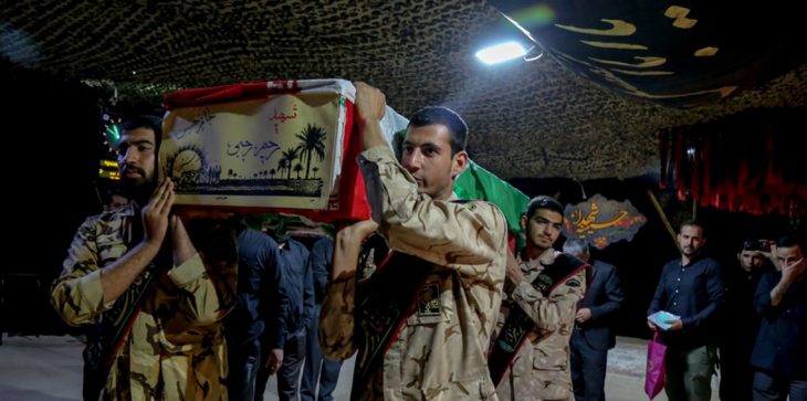 إيران تستعيد رفات 150 جنديًا قتلوا بالحرب مع العراق (مصور)