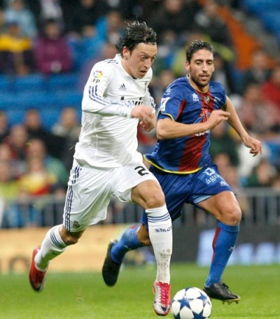 لاعب الماني يضرب لاعب اسباني لانه اساء الى الاسلام