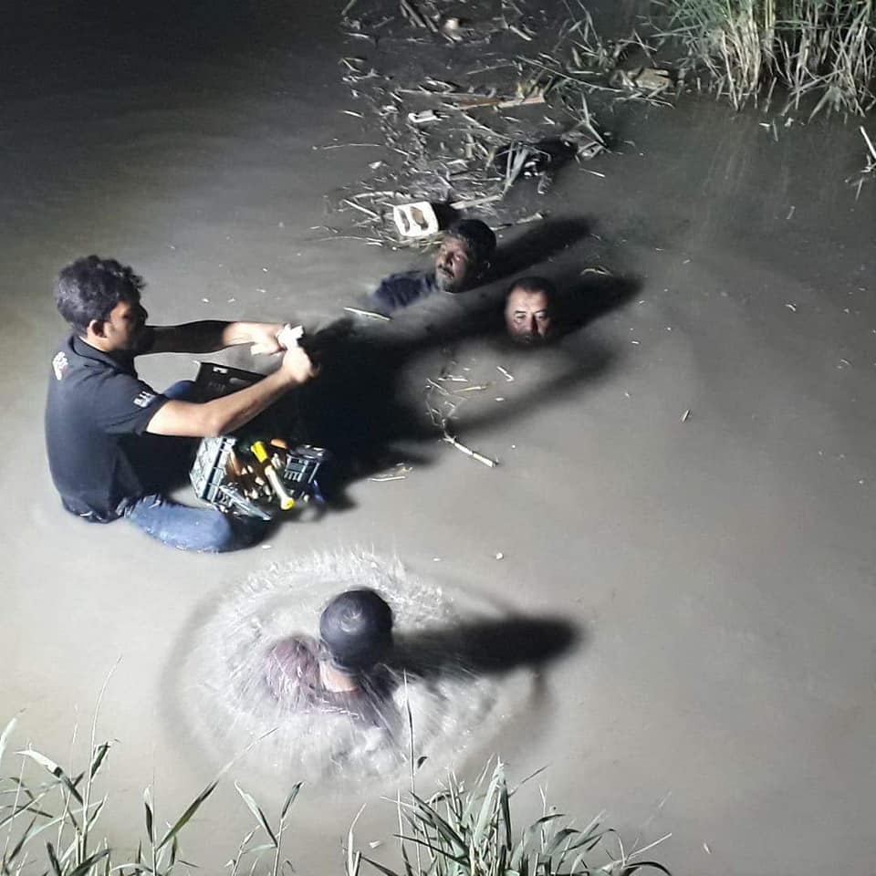 بالصور:ابناء المرجعية بالعتبة الحسينية والبصرة يصلحون انبوبا متضررا ينقل ماء ro من البدعة الى الهارثة