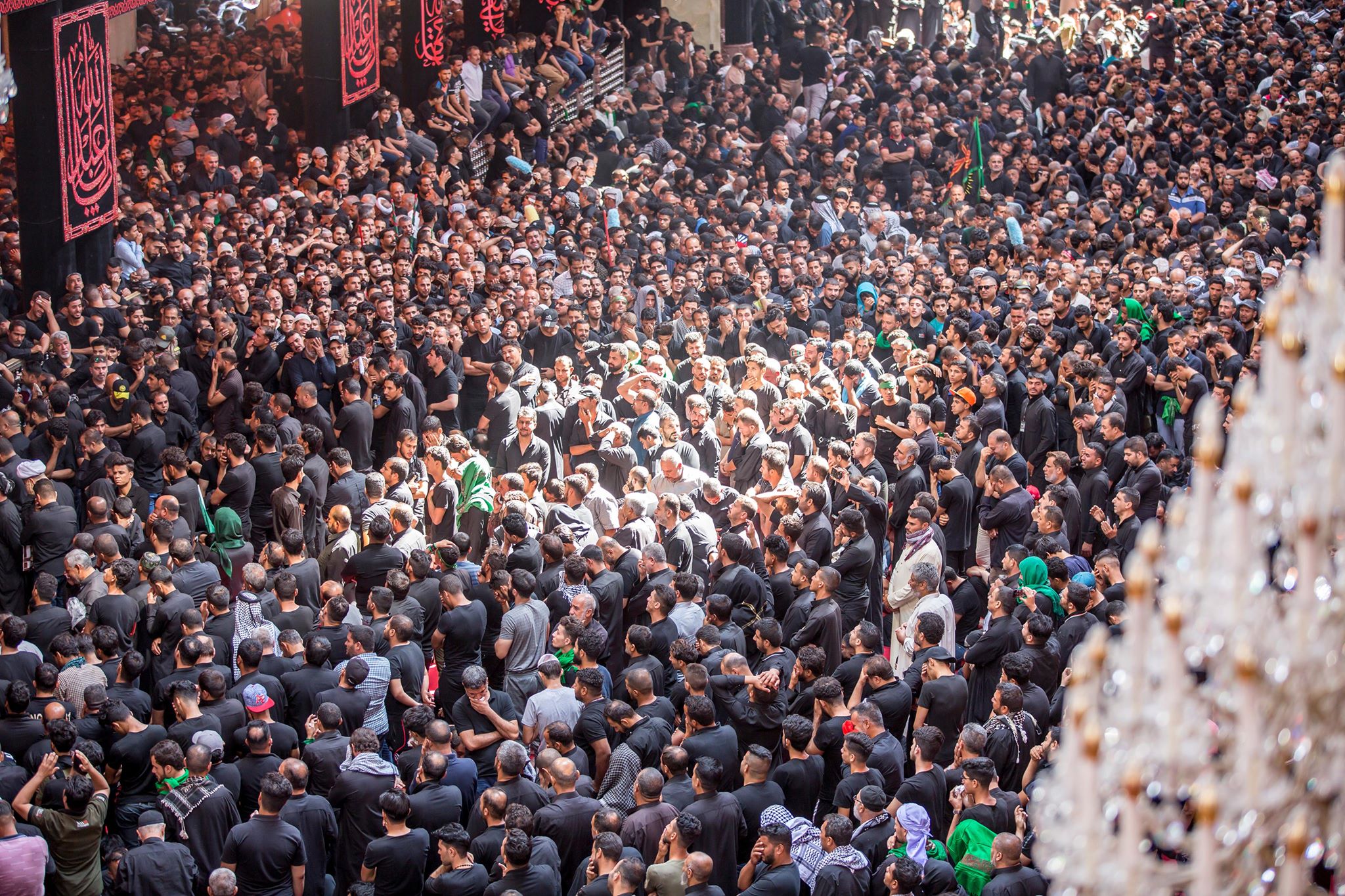 بالصور.. ممثل المرجع السيستاني بكربلاء يشارك الزائرين قراءة قصة استشهاد الامام الحسين (ع)