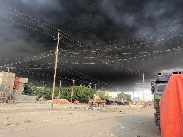 بالصورة.. سماء البصرة تتغطى بالسواد