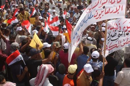 البصريون يتظاهرون ضد الكويت ويطالبون بطرد الشركات الكويتية من العراق (مصور)