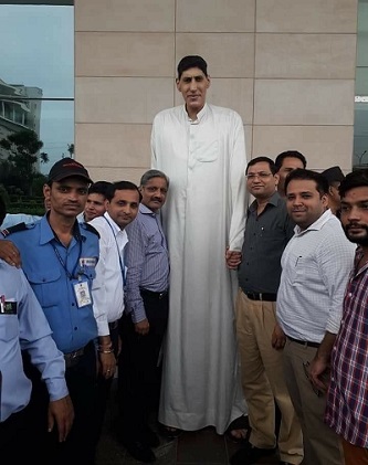 وفاة ثاني اطول رجل في العالم من اهالي الديوانية بالهند