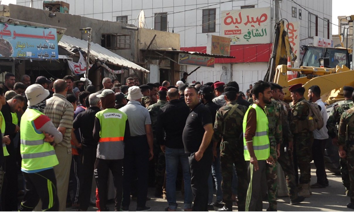 بالصور.. مواطنون يمنعون آليات بلدية كربلاء من تهديم سوق الحبوبي