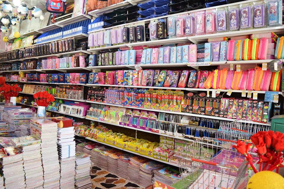 العام الدراسي الجديد في كربلاء:مالم توفره وزارة التربية للطلبة تجده بكثرة في الاسواق المحلية وباسعار عالية (مصور)