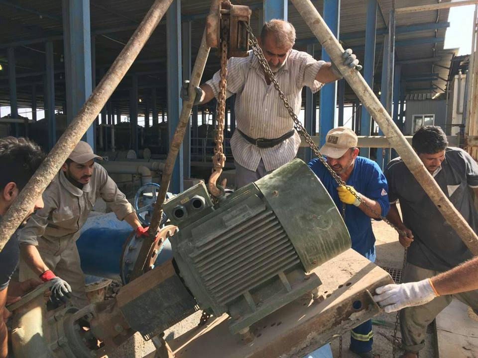 تقرير مصور:كوادر العتبة الحسينية تعمل 16 ساعة يوميا لصيانة اكبر محطة مياه بالفاو