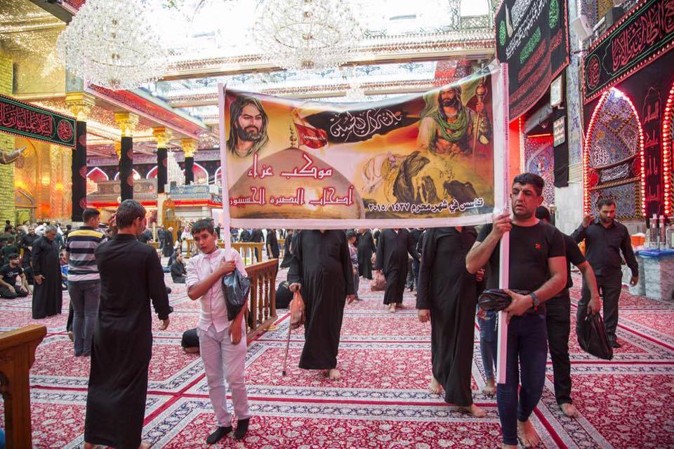 بالصور: شريحة المكفوفين تشارك في عزاء الامام الحسين في كربلاء