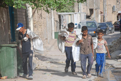 كربلاء :لقطات مصورةلاطفال تبحث عن العلب الفارغة لبيعها