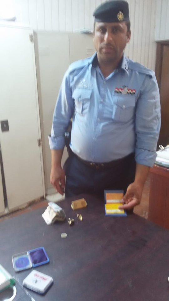 كربلاء.. شرطي يعثر على حقيبة نسائية واموال ويناشد أصحابها لاستلامها