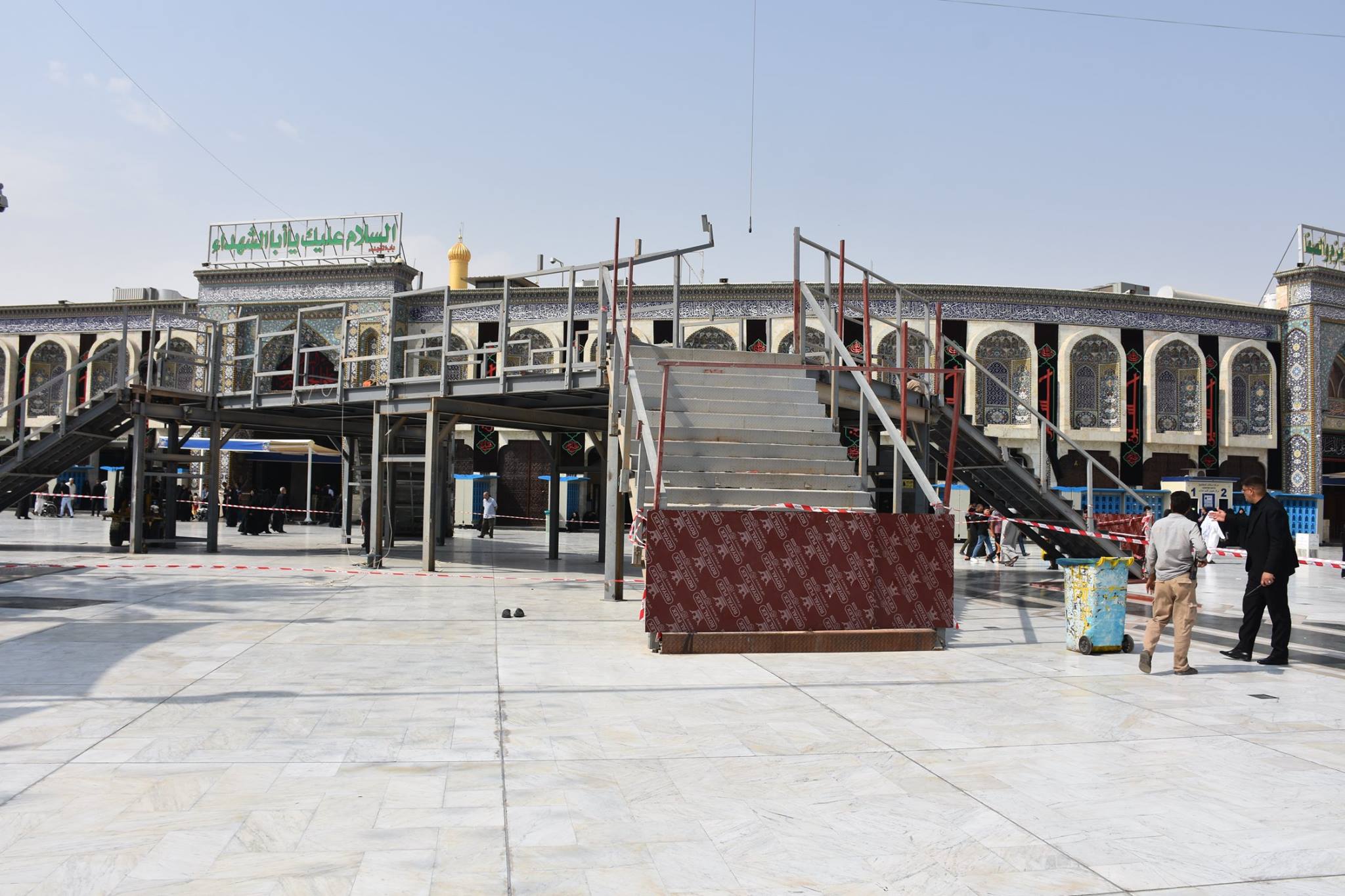 بالصور :  العتبة الحسينية تواصل اعمالها بالمجسر الحديدي الخاص بمرور زائري الأربعين