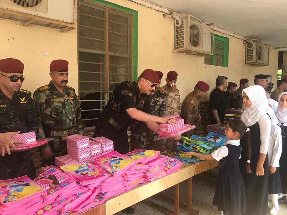 بعد فشل وزارة التربية بتوزيعها :ضباط الاجهزة الامنية في ميسان يوزعون الهدايا و القرطاسية على التلاميذ من ذوي الشهداء و الأيتام