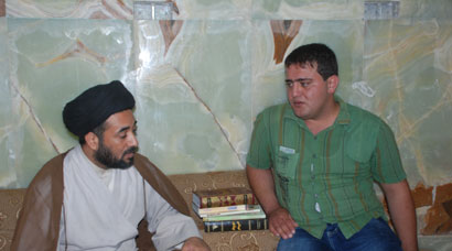 عراقي مسيحي يشهر اسلامه بحرم الامام الحسين (مصور)