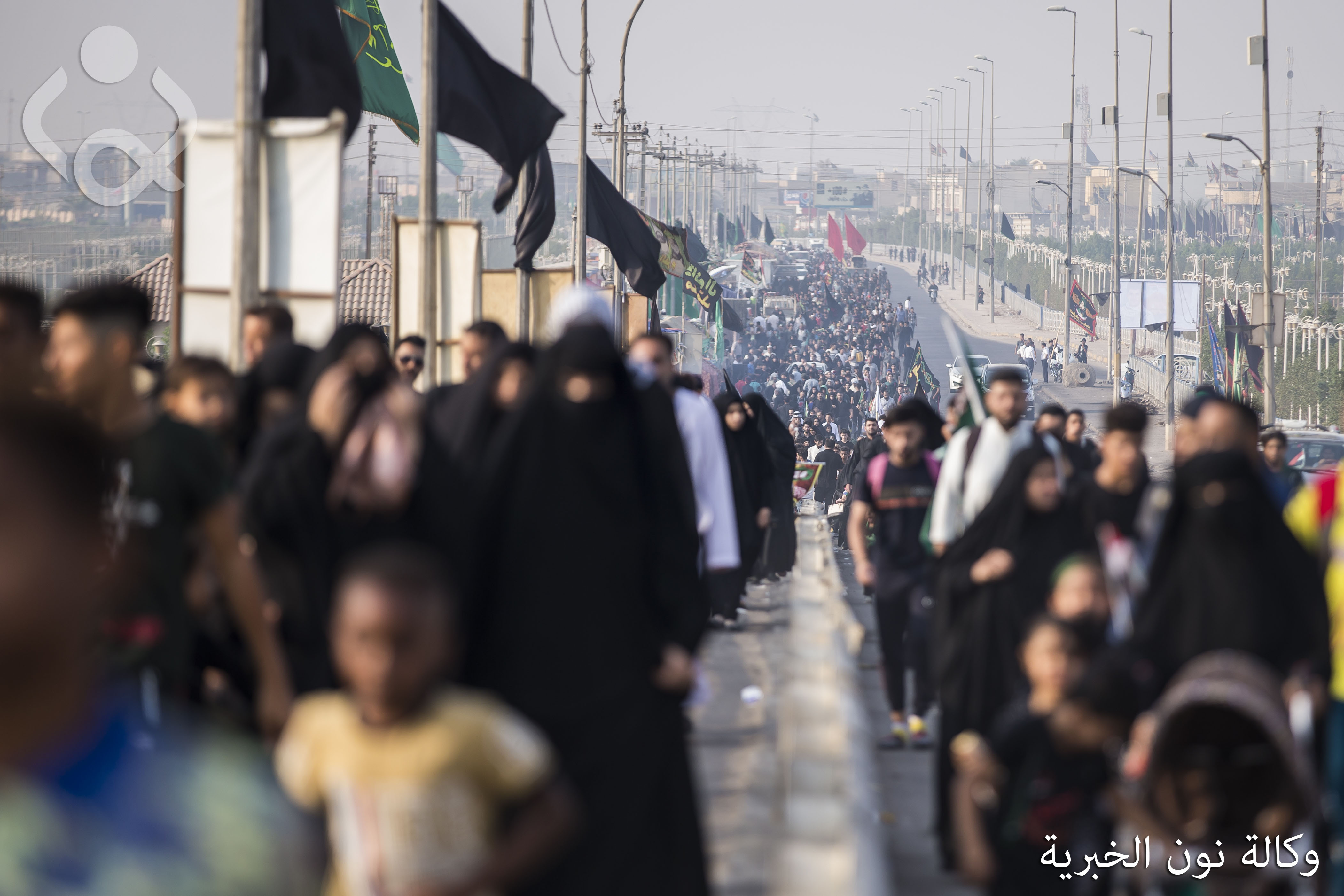 بالصور .. حشود مليونية تتجه من البصرة الى كربلاء لاحياء اربعينية الامام الحسين (ع)