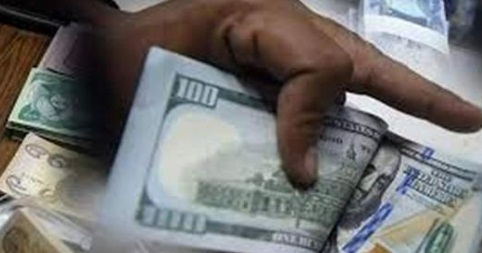 مصدر: قيادات سياسية متورطة ببيع وشراء العملة بالبنك المركزي والعراق فقد 280 مليار دولار