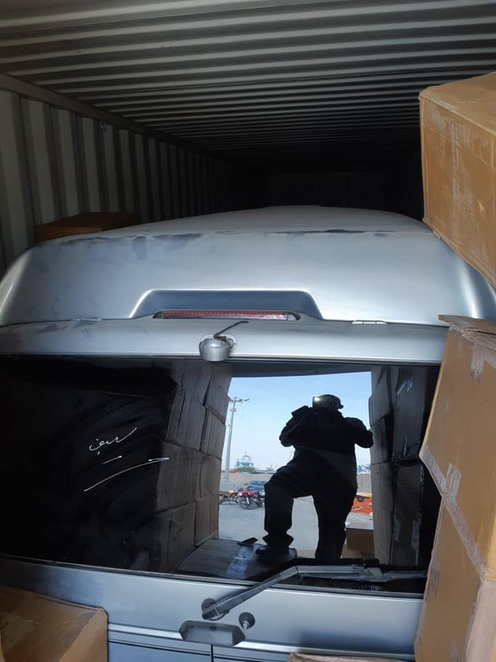 الكمارك : ضبط ٦ سيارات مخفية داخل حاويات في ام قصر الشمالي