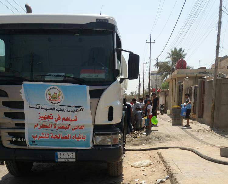 بالصور: العتبة الحسينية المقدسة تواصل اعمال توزيع المياه الصالحة للشرب لأهالي البصرة