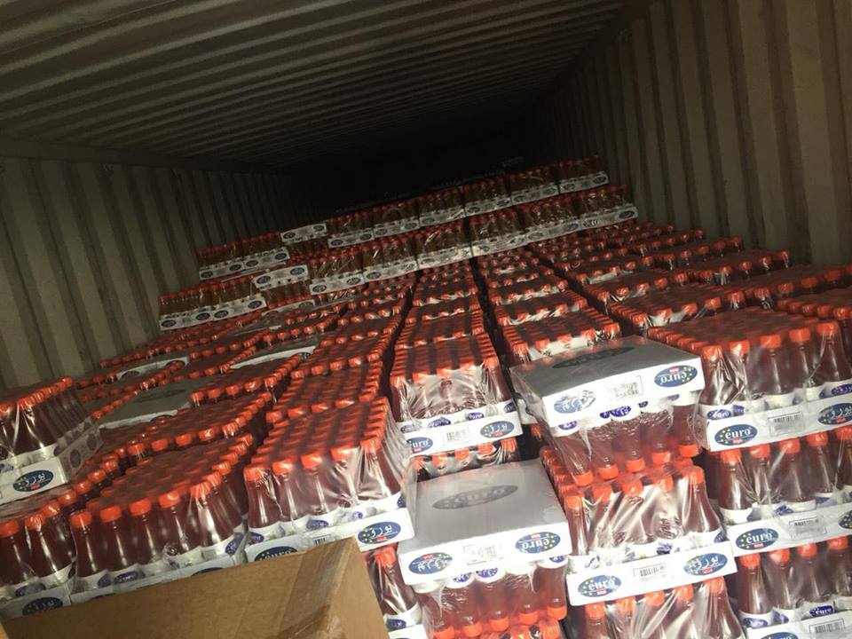 أحباط محاولة تهريب شاحنتين محملتين عصائر وادوية بشريه معده للتهريب في ميناء ام قصر