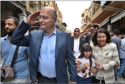 بالصور.. رئيس جمهورية العراق يتجول برفقة زوجته بشارع المتنبي وسط بغداد